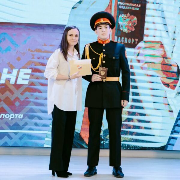 Анастасия Шкляр вручила первые паспорта юным жителям Приуралья