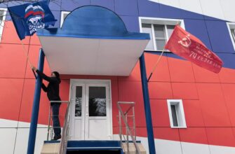 Знамя Победы у офиса партии