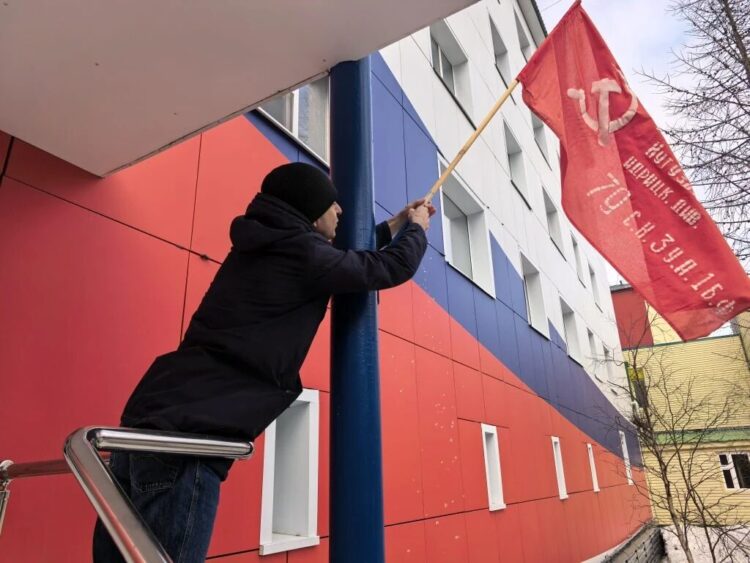 Знамя Победы у офиса Единой России